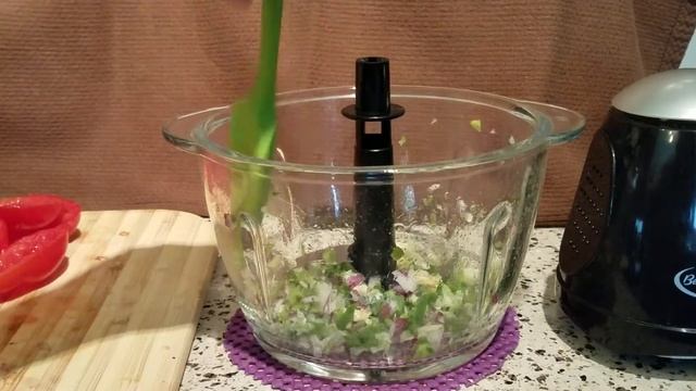 Making Salsa in the Betty Crocker Glass Bowl Chopper смотреть онлайн