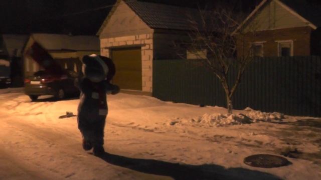 Мишка Тедди идёт поздравлять ДЕТОК С Наступающим годом смотреть онлайн