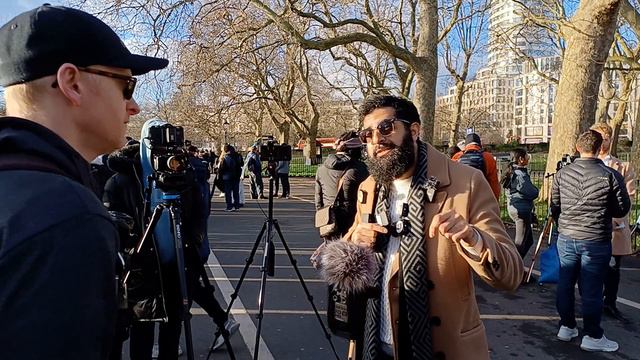 Mathematician Bumped into The Wrong Muslim Speaker's corner смотреть онлайн