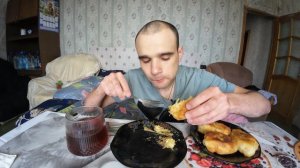 МУКБАНГ ДОМА У ВАРИ  / КАРТОШКА С ТУШЕНКОЙ / ПИРОЖКИ С ЛУКОМ И ЯЙЦОМ / EATING Mukbang / ASMR АСМР