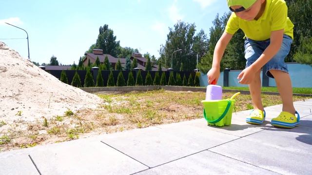 Тиша, как ПАПА.Tisha Ride On Children's Car And Stuck In The Ground. Danya Helps Tisha.