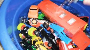 Машинки едут в воду