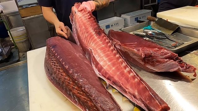 Amazing ! Cutting a whole Yellowfin Tuna for Sashimi黃鰭鮪魚 - Taiwanese Street Food смотреть онлайн