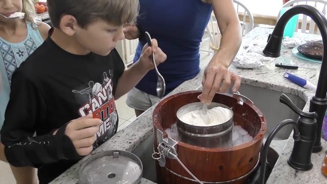 WE MAKE HOMEMADE ICE CREAM | We Are The Davises смотреть онлайн