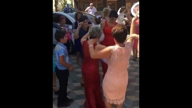 Веселая армянская свадьба в Ереване / Танец у дома невесты / Подарки для невесты армяне смотреть онлайн