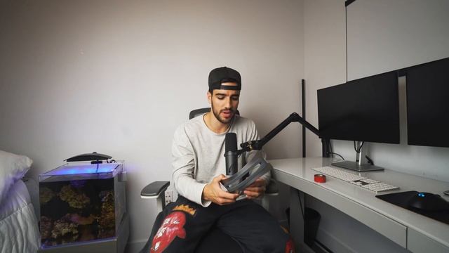 2021 FILMMAKER DESK SETUP | BFIGGY | (Minimalistic Video Editor Desk Setup) смотреть онлайн