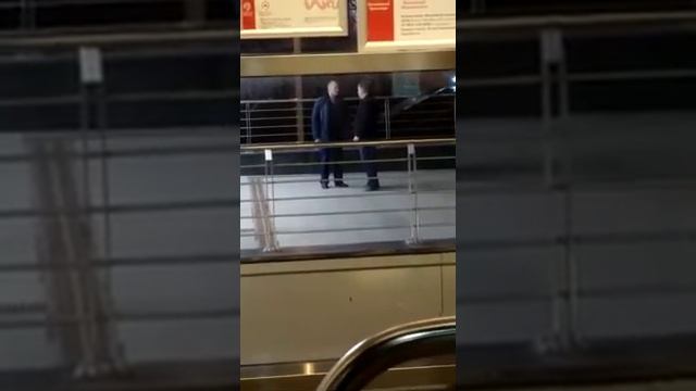 Что за дураки работают в СБ московского метро?два раза проезжали и видели эту пару смотреть онлайн