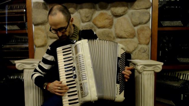 4072 - Cream Gretsch La Tosca Emperia Piano Accordion LM 41 120 $999 смотреть онлайн