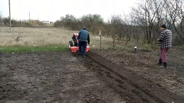 Работа 10 л.с. мотоблока на тяжелых грунтах. Сравнение его работы с моим 15 лошадным! Справляется? смотреть онлайн