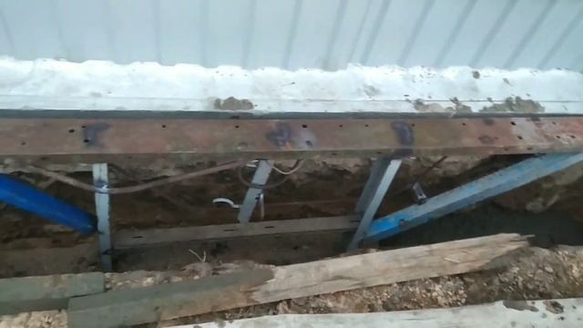 1 апреля! Заливаю перегородку и тумбу для откатных ворот! смотреть онлайн