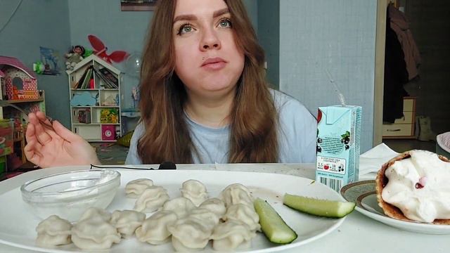 Мукбанг пельмени , огурчики и помидорки #мукбанг #фудблогер #пельмени смотреть онлайн