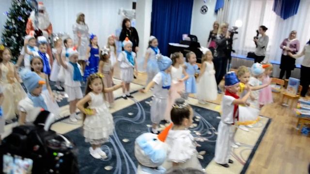 Финальный танец "С новым годом папа, с новым годом мама" смотреть онлайн
