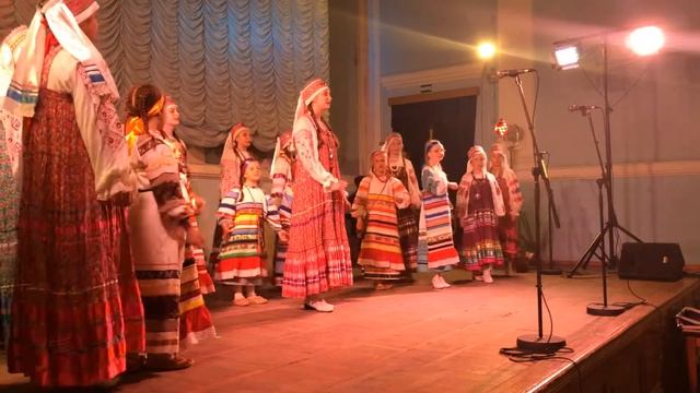 Как по травкам / Фольклорный ансамбль СВЕТЛИЦА смотреть онлайн