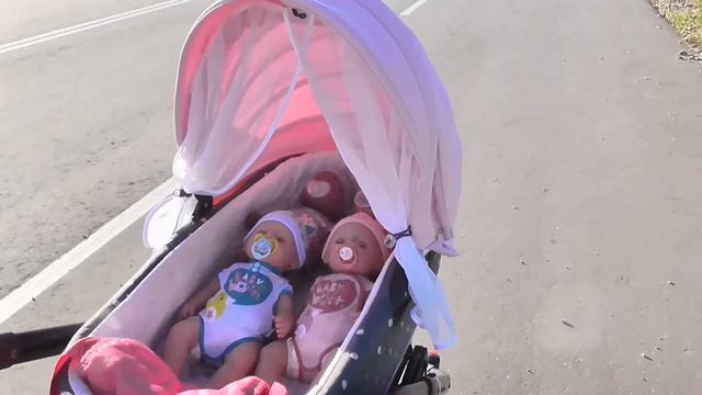 Беби Боны на Прогулке с Коляской Переодевашки Кукол Беби Бон Наделали Свои Делишки в Коляску смотреть онлайн