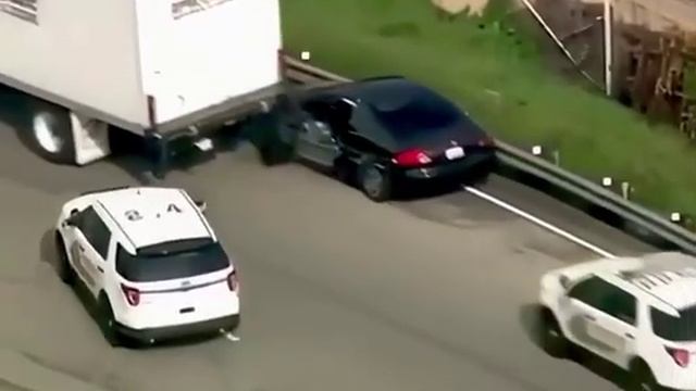 Водитель грузовика помог копам остановить нарушителя.