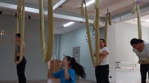 Растяжка на гамаках в @stretching_almaty_amal с тренером Айгерим по адресу: мкр.3, 21/1