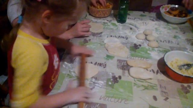Учимся раскатывать тесто под пирожки :) маленькая помощница :) смотреть онлайн