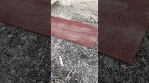 Резиновое рулонное покрытие. Уложили на гравий и проехались машиной.