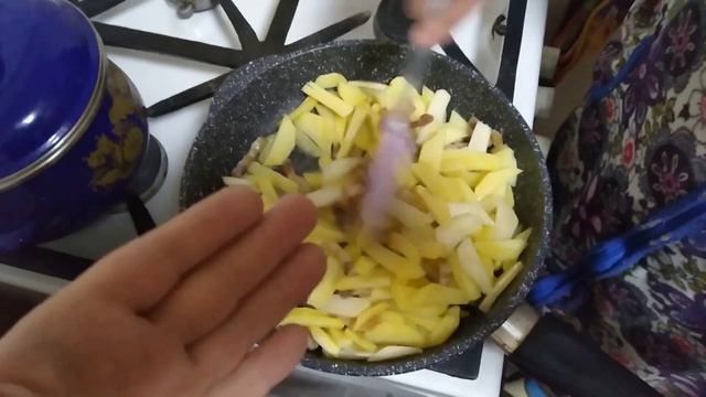 Как ВКУСНО пожарить картошку на сковороде ? смотреть онлайн