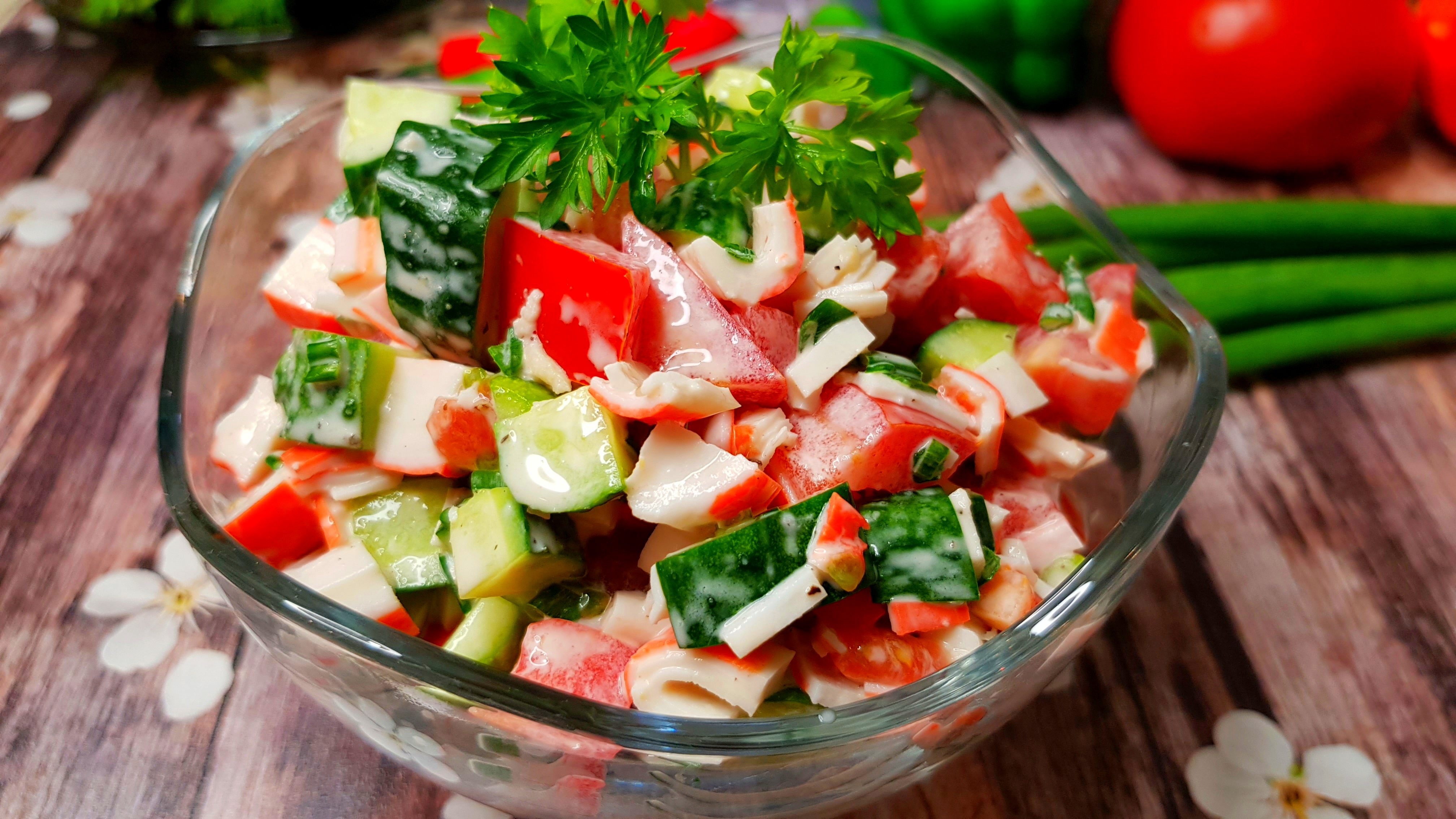 ЛЕТНИЙ ОВОЩНОЙ САЛАТ из помидоров и огурцов с крабовыми палочками и чесночком! смотреть онлайн