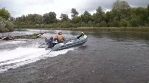 Лодка РИБ на мелководье.