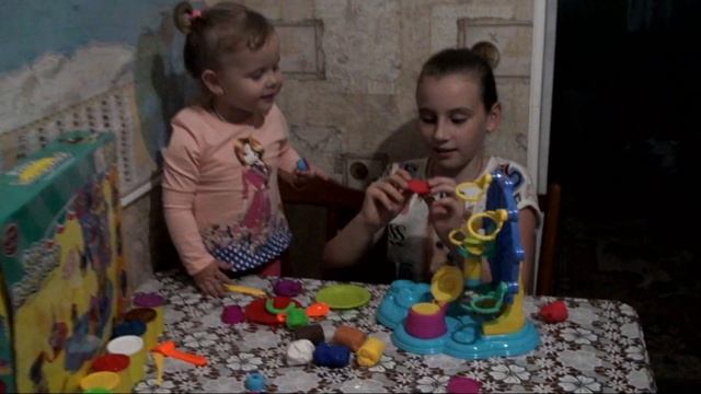 Распаковка набора для приготовления сладостей из пластилина. Учим цвета и учимся считать с Ясей смотреть онлайн