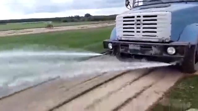 Полив газона и внесение удобрений