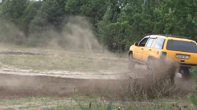 Желтый джип пашет поле... смотреть онлайн