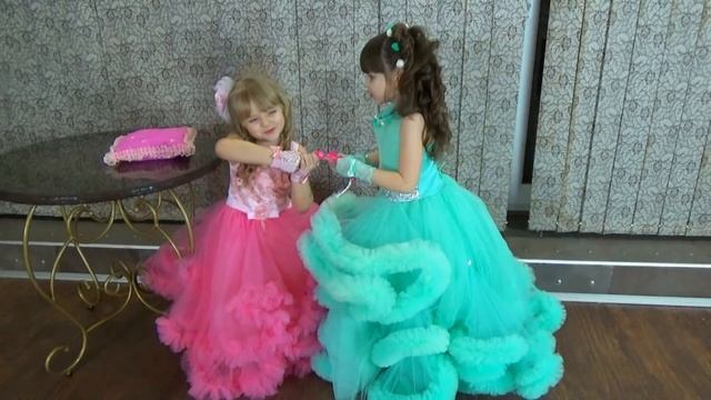 Маргарита и Диана на КОНКУРСЕ КРАСОТЫ самые пышные платья ДЛЯ ДЕВОЧЕК смотреть онлайн