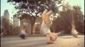 Реклама воды Evian — Дети на роликах