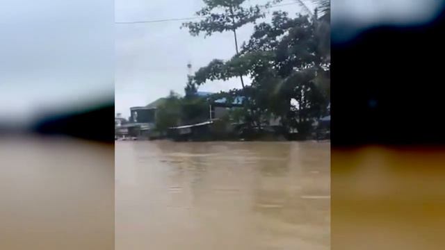A terrible flood sweeps away 3 villages at once! Natural disaster in Java, Indonesia смотреть онлайн