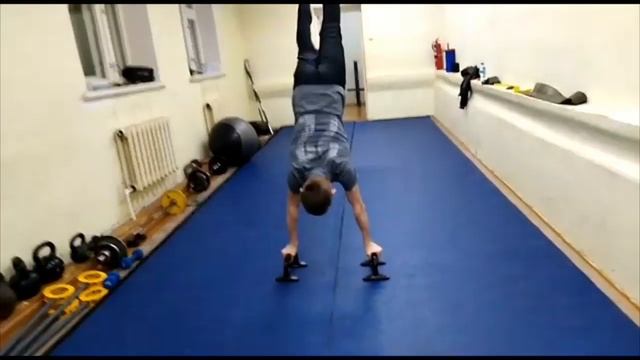 Тренируем Стойку На Руках + Подтягивание На Одной Руке?✌️? смотреть онлайн