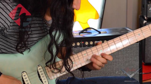 Fender Custom Shop Surf-Burst Stratocaster Masterbuilt by Paul Waller смотреть онлайн