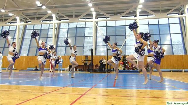 Участницы команды чирлидинга на новогоднем празднике в ФОК «Радуга»