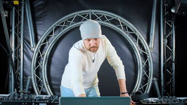 Обзор DJ контроллеров RELOOP Beatmix 2 и Beatmix 4 смотреть онлайн