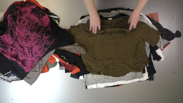 лот 2676 Лонгсливы женские э+к (6 кг, 33 шт, 5400 руб, 163 руб/шт)