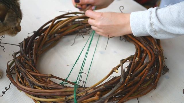 Как придать красивую форму Новогоднему венку из веток DIY Tsvoric смотреть онлайн