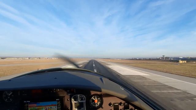 Aquila 210 Low-Approach RWY 07 Stuttgart (EDDS) смотреть онлайн