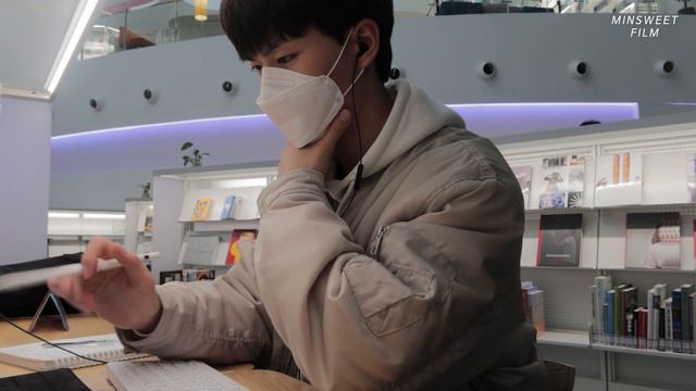 남자 대학생 브이로그 | 새로운 아이패드와 함께 개강을 맞이한 대학생 🧑🏻💻 | 아이패드 프로 2세대랑 애플펜슬 샀어요! | 민스윗MinSweet смотреть онлайн