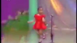 Китайская Девочка поет