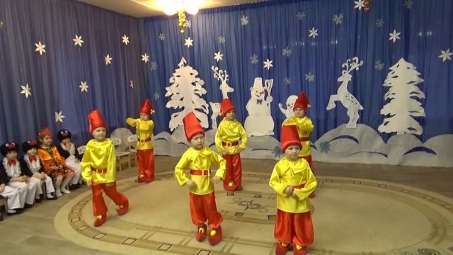 Танец Гномиков на новогоднем празднике в старшей группе детского сада смотреть онлайн
