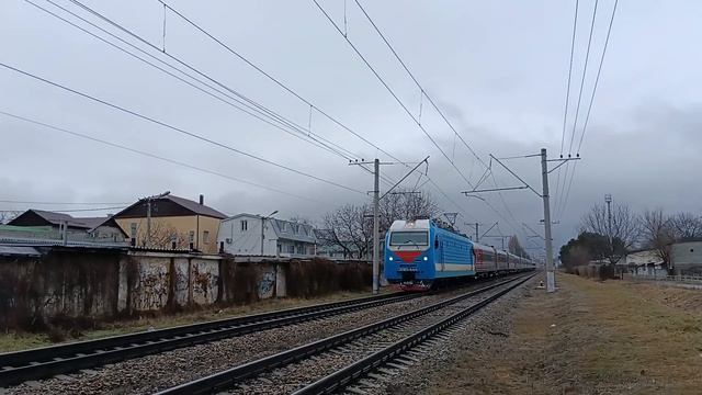 ЭП1М-444 с пассажирским поездом Кисловодск—Санкт-Петербург смотреть онлайн