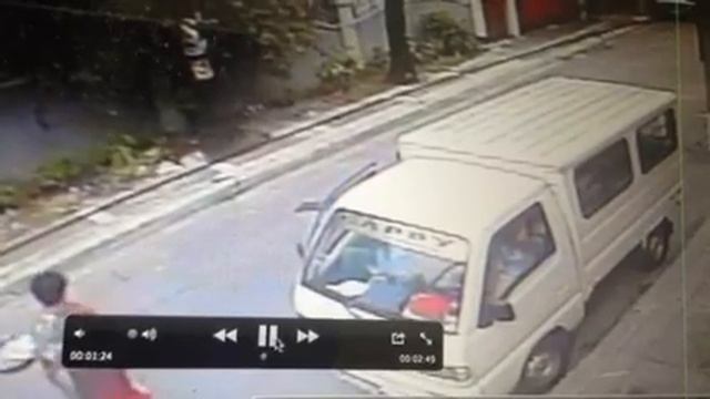 CCTV video obtained by The Philippine Star shows how toddler was snatched смотреть онлайн
