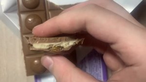 Распаковка шоколада “Milka” с молочной и карамельной начинками и обжаренным цельным фундуком