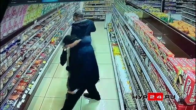 В Новом Уренгое двое расплатились чужой картой, но попали в объектив камеры видеонаблюдения смотреть онлайн