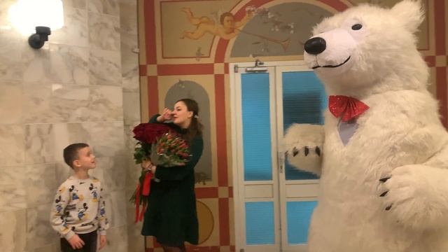 Белый медведь на выписке из роддома Москва. Самый красивый подарок жене. смотреть онлайн
