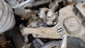 Тугой рычаг переключения передач Ниссан Примера Р12