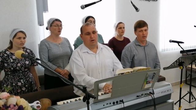 В двери закрытые поздней порой Кто-то стучит / Песнь Возрождения - 811/ общее пение/ г.Горячий Ключ смотреть онлайн