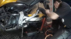 Как правильно чистить , смазывать и натягивать цепь мотоцикл Honda CB 600 Hornet.