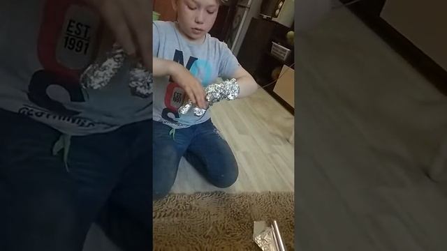 Делаю руку из алюминиевой фольги смотреть онлайн